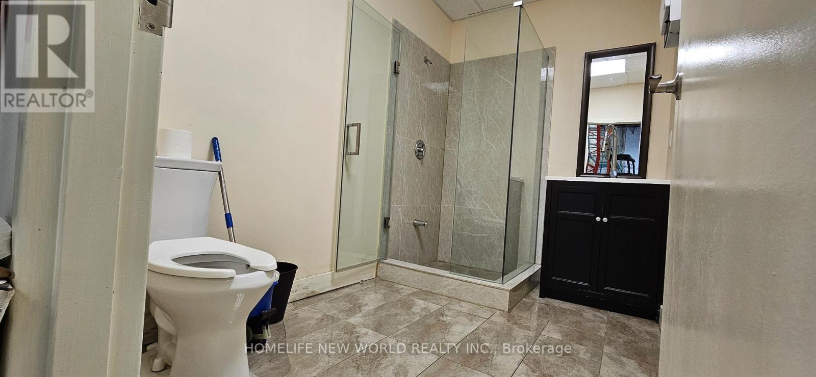 Photo 3 of 6 245 West Beaver Creek Road, Richmond Hill ON