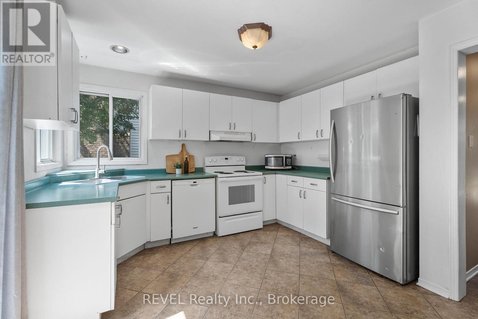 Photo 21 of 19 Crysler Crescent, Thorold ON