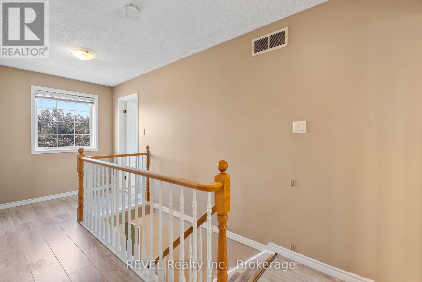 Photo 12 of 19 Crysler Crescent, Thorold ON