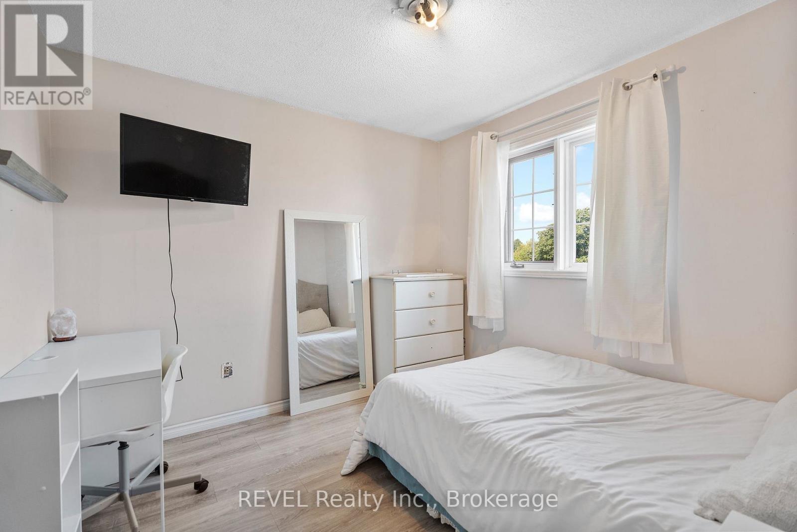 Photo 9 of 19 Crysler Crescent, Thorold ON