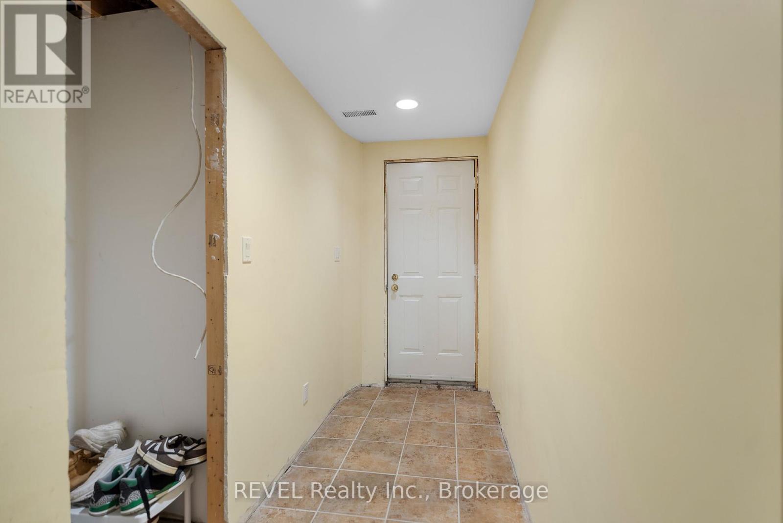 Photo 11 of 19 Crysler Crescent, Thorold ON