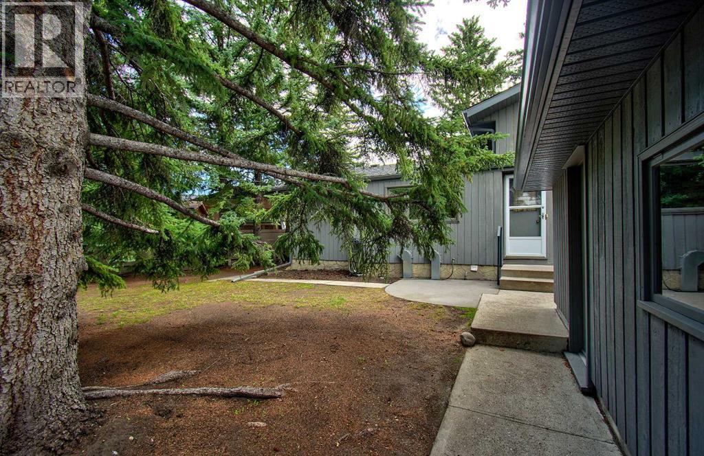 Single Family House 4 Level for Sale in  Lake Acadia Place SE Lake Bonavista Calgary 