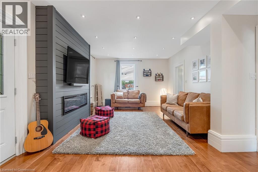 Photo 31 of 303 Canborough Street, Smithville ON