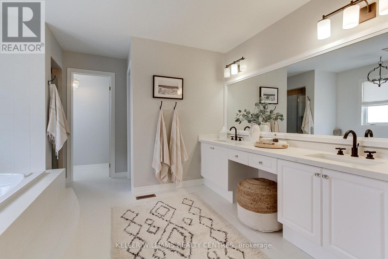 Photo 15 of 991 Ivsbridge Boulevard, Newmarket ON