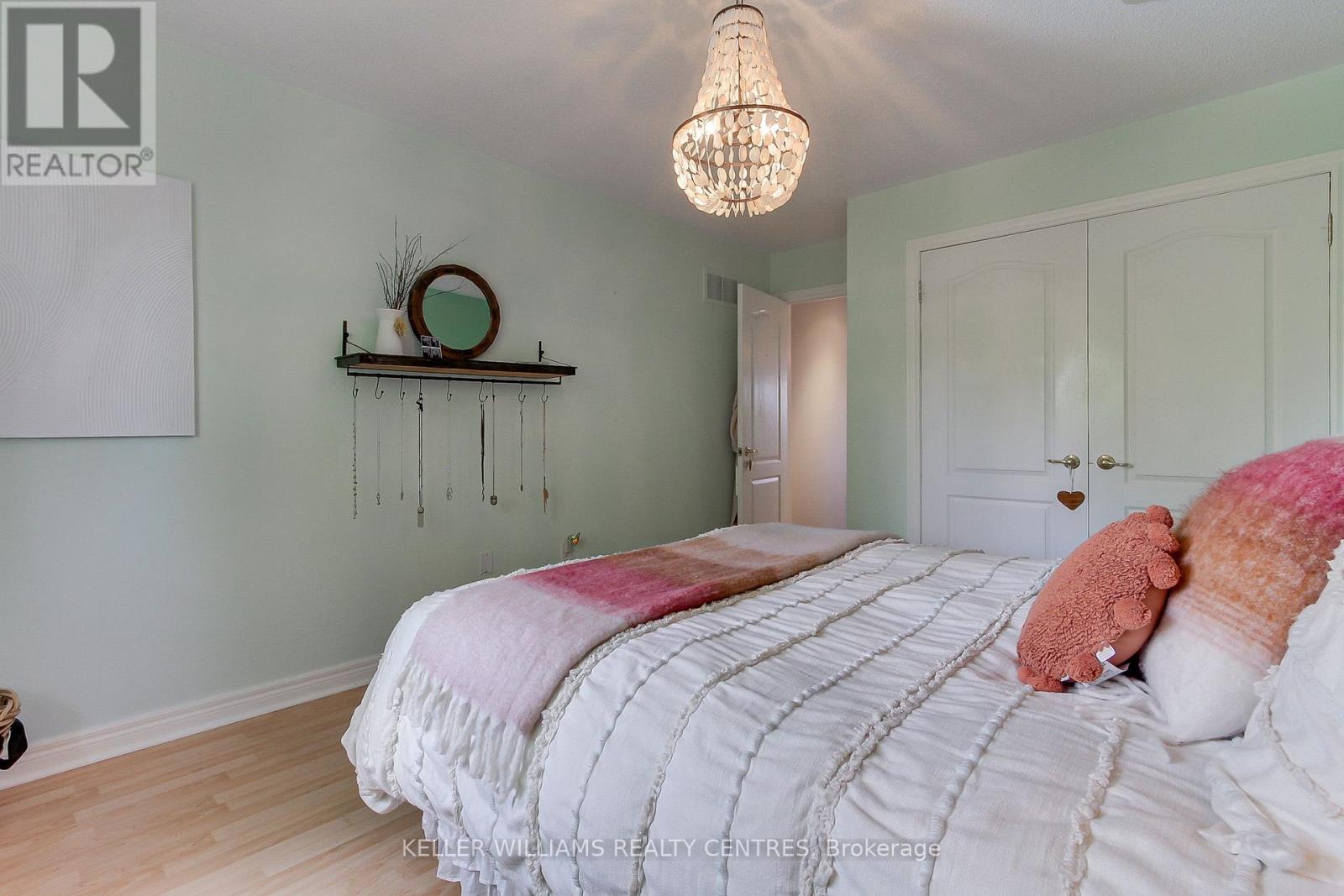 Photo 8 of 991 Ivsbridge Boulevard, Newmarket ON