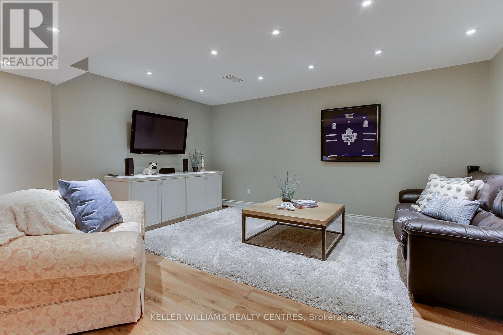 Photo 7 of 991 Ivsbridge Boulevard, Newmarket ON