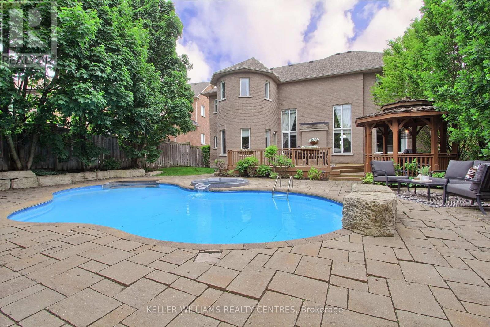 Photo 34 of 991 Ivsbridge Boulevard, Newmarket ON