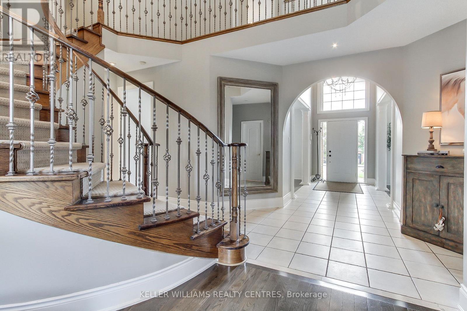 Photo 9 of 991 Ivsbridge Boulevard, Newmarket ON