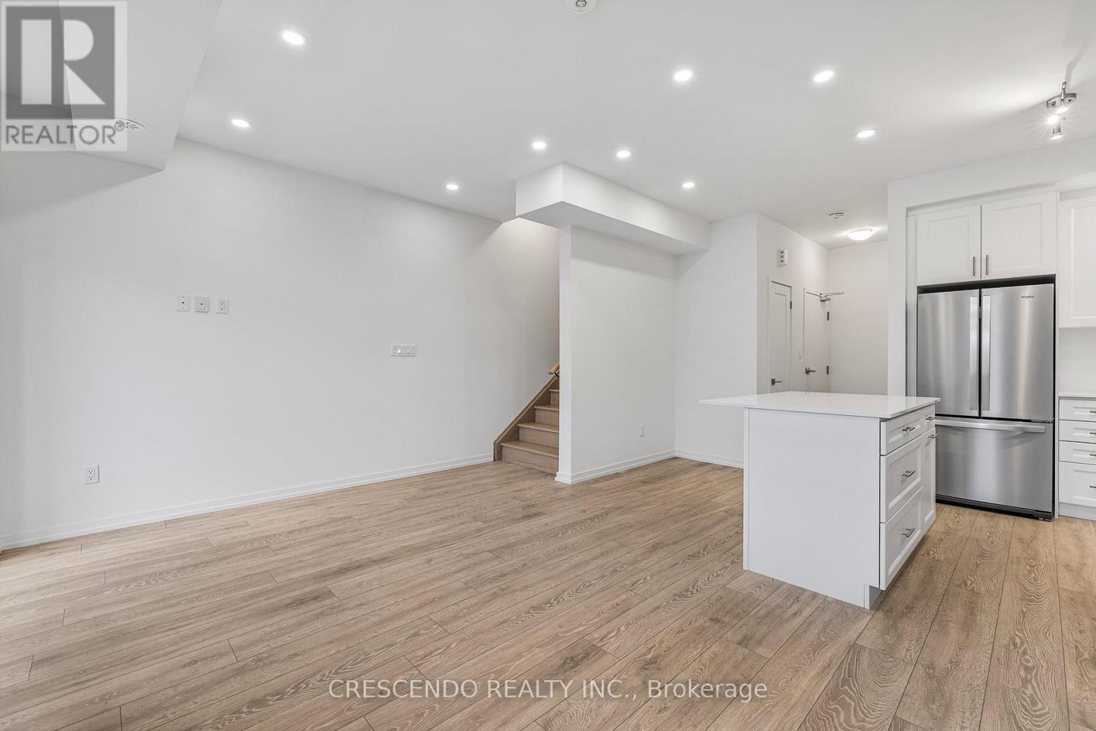 Photo 10 of 21 22 Lytham Green Circle, Newmarket ON