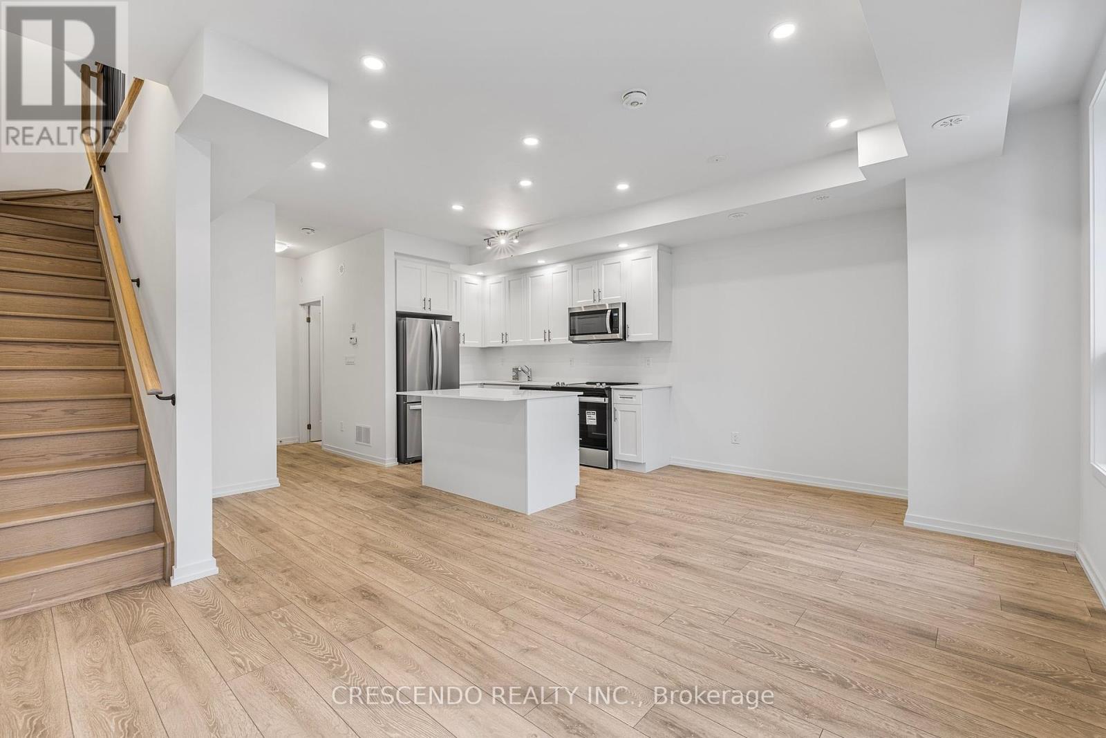 Photo 11 of 21 22 Lytham Green Circle, Newmarket ON