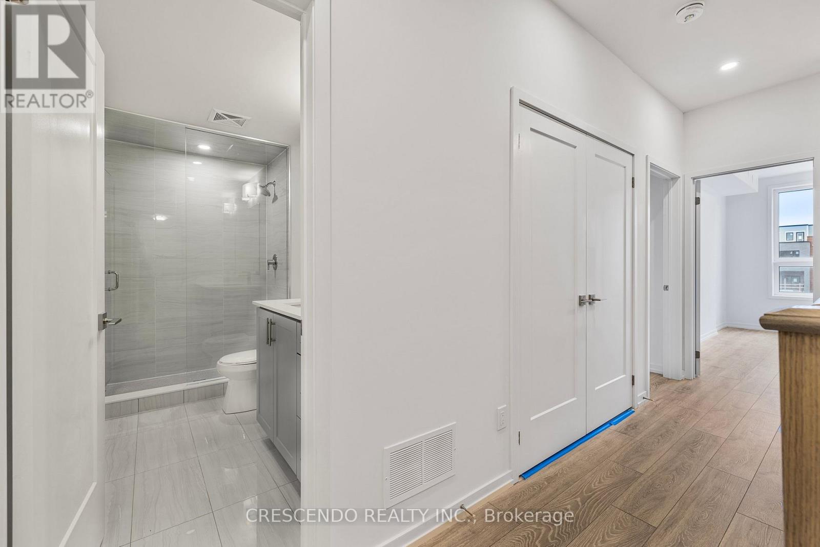 Photo 14 of 21 22 Lytham Green Circle, Newmarket ON