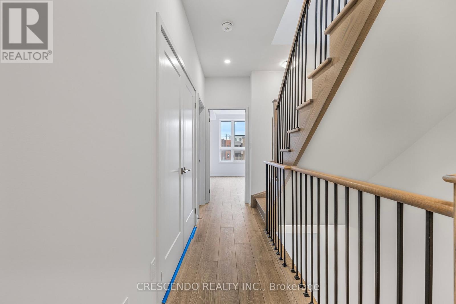 Photo 15 of 21 22 Lytham Green Circle, Newmarket ON