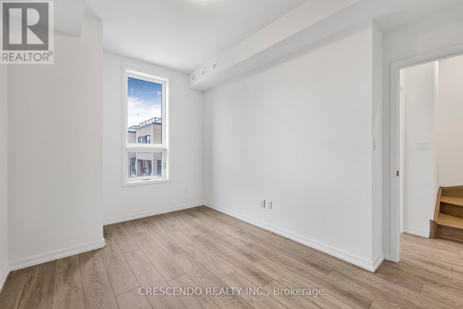 Photo 17 of 21 22 Lytham Green Circle, Newmarket ON