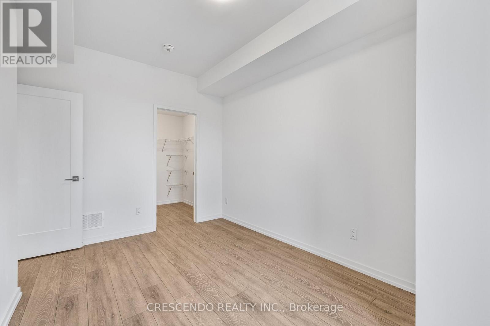 Photo 18 of 21 22 Lytham Green Circle, Newmarket ON