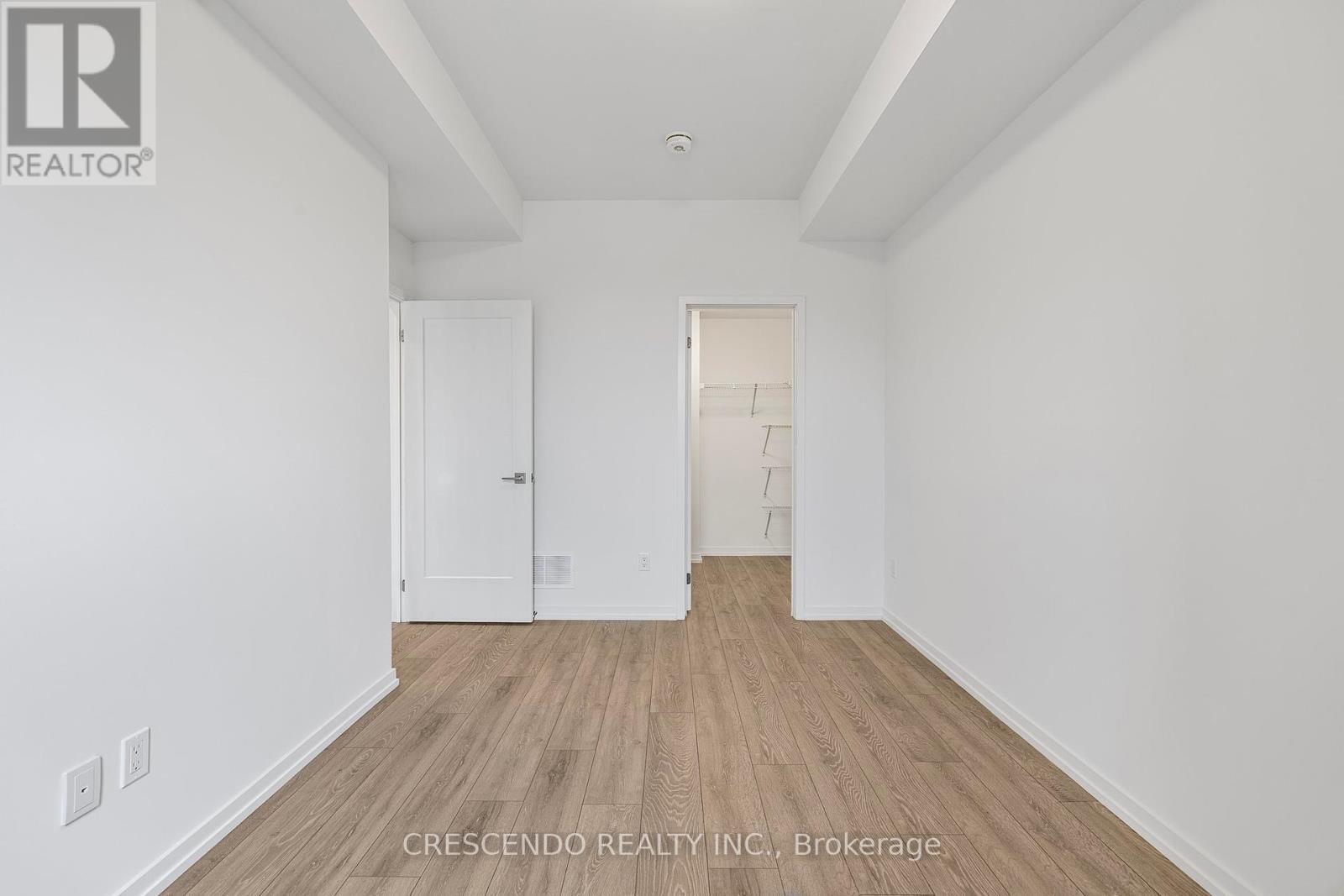 Photo 19 of 21 22 Lytham Green Circle, Newmarket ON