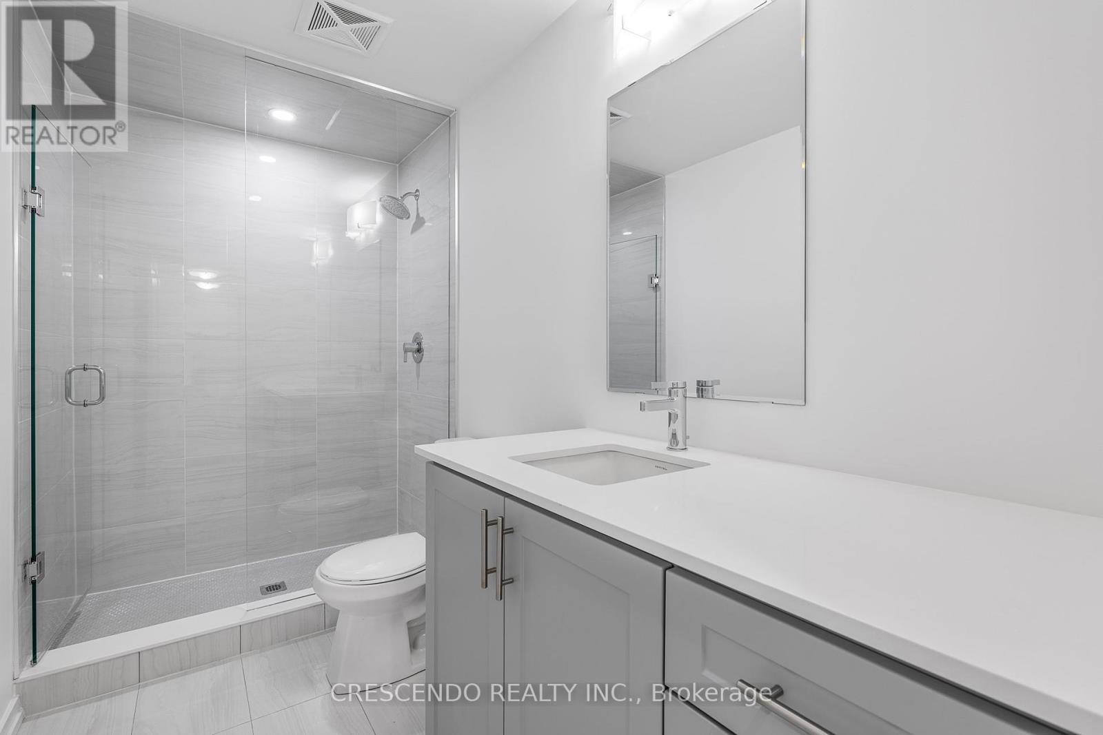 Photo 23 of 21 22 Lytham Green Circle, Newmarket ON