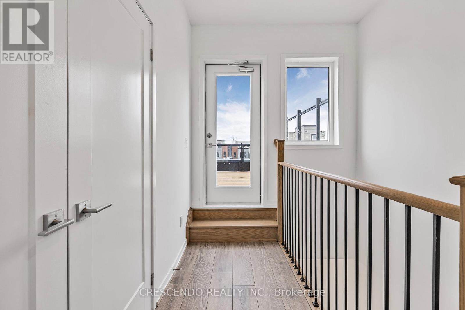 Photo 25 of 21 22 Lytham Green Circle, Newmarket ON