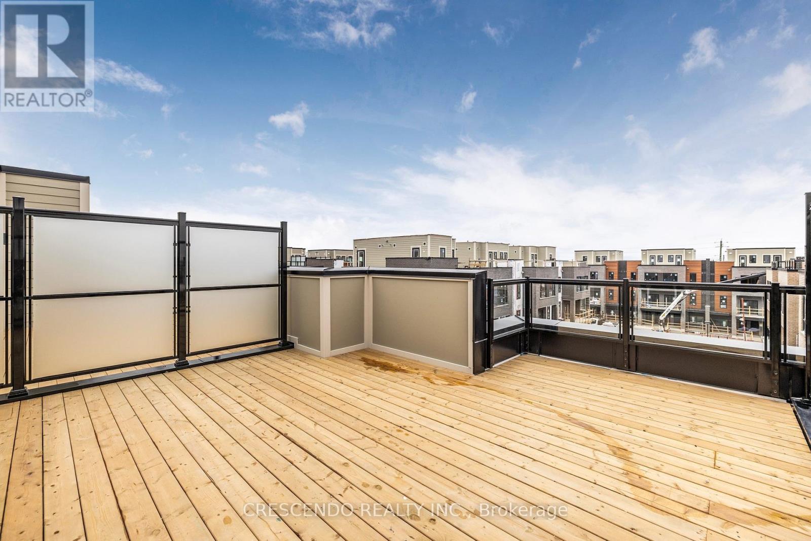 Photo 26 of 21 22 Lytham Green Circle, Newmarket ON