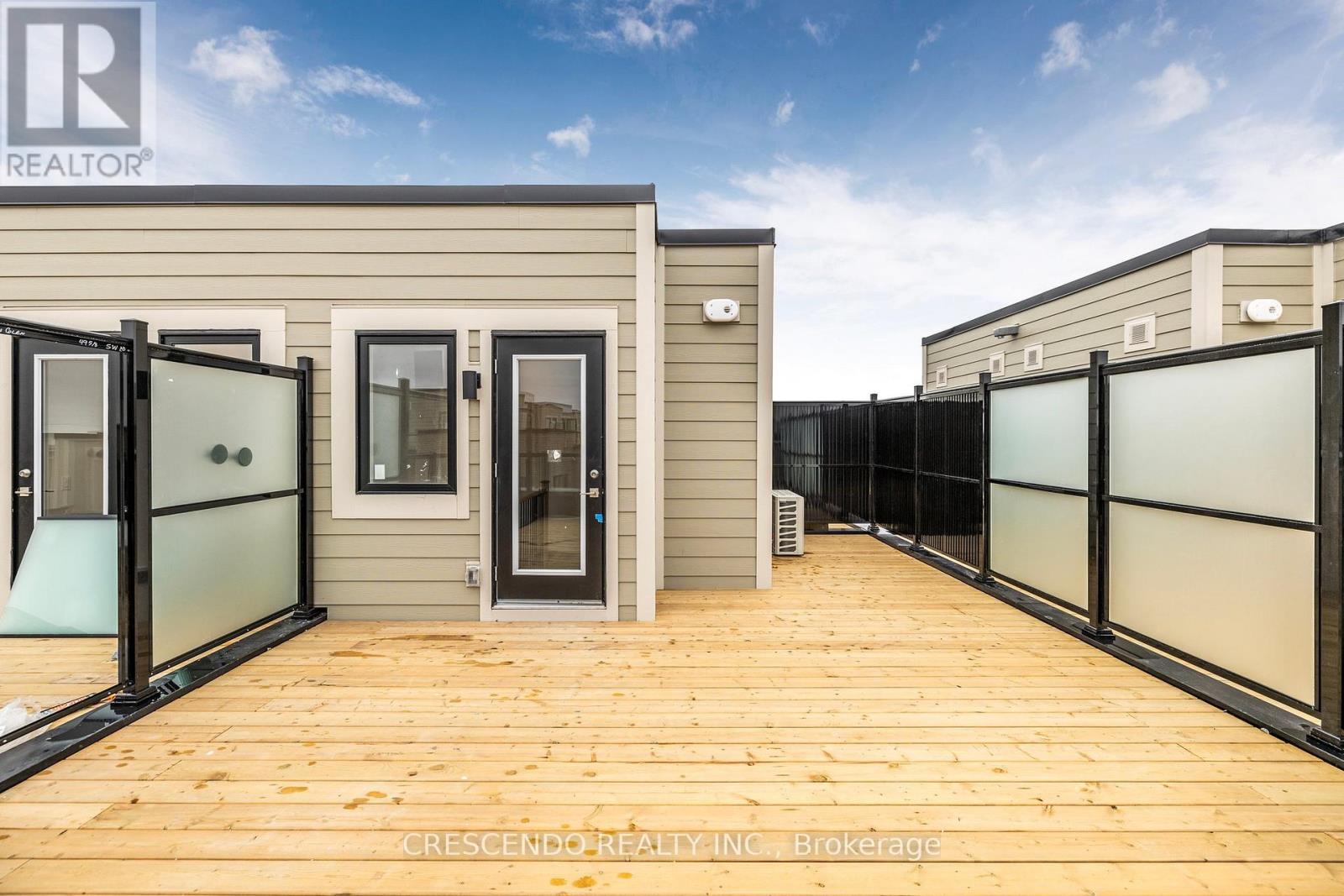 Photo 28 of 21 22 Lytham Green Circle, Newmarket ON