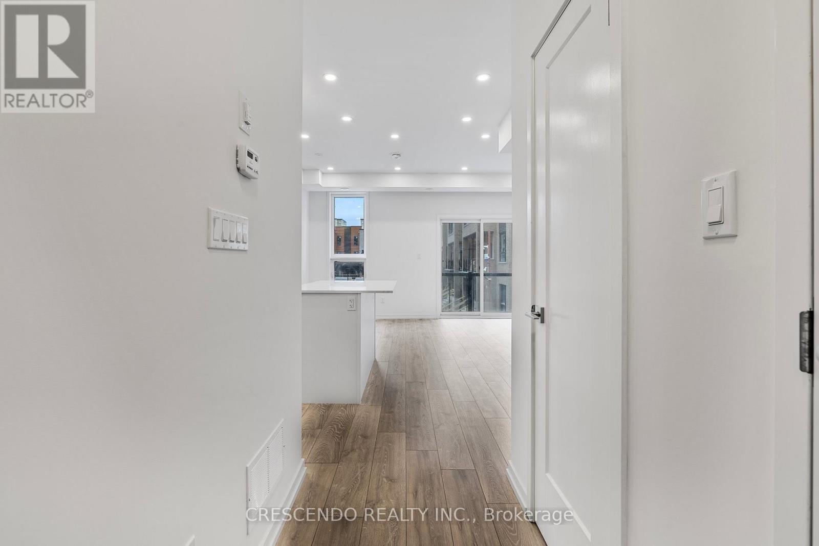 Photo 3 of 21 22 Lytham Green Circle, Newmarket ON
