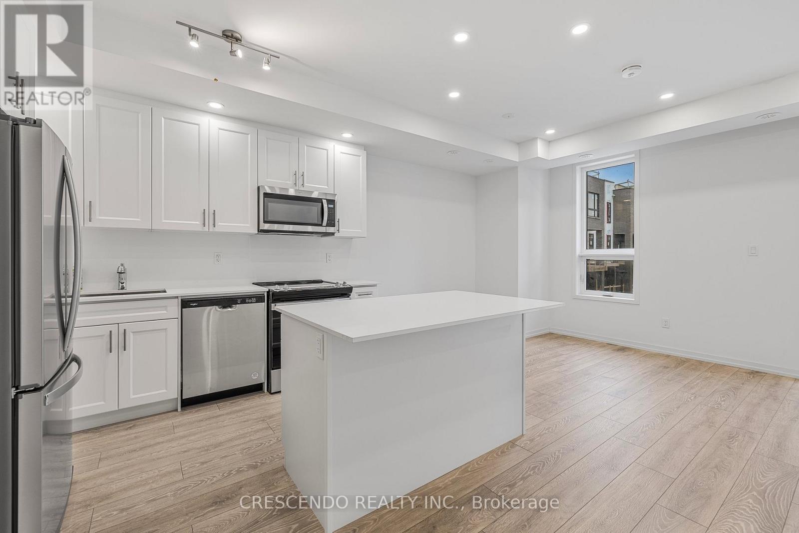 Photo 4 of 21 22 Lytham Green Circle, Newmarket ON