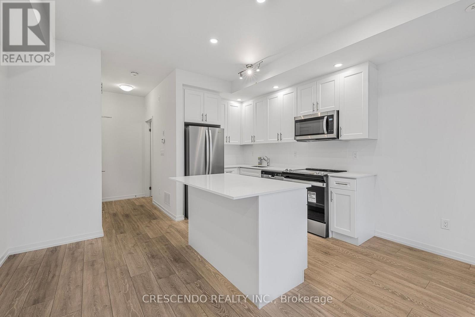 Photo 5 of 21 22 Lytham Green Circle, Newmarket ON
