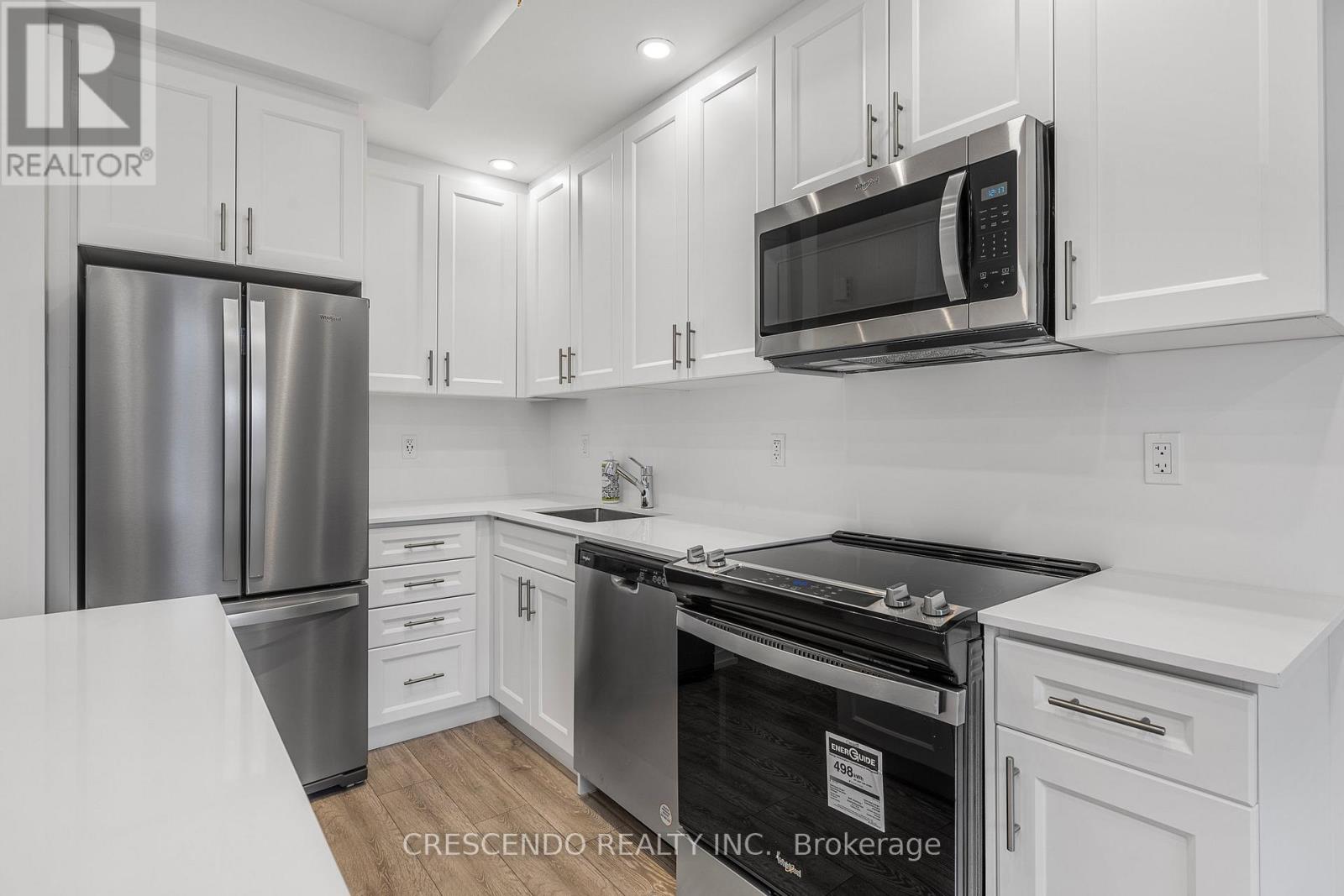 Photo 6 of 21 22 Lytham Green Circle, Newmarket ON