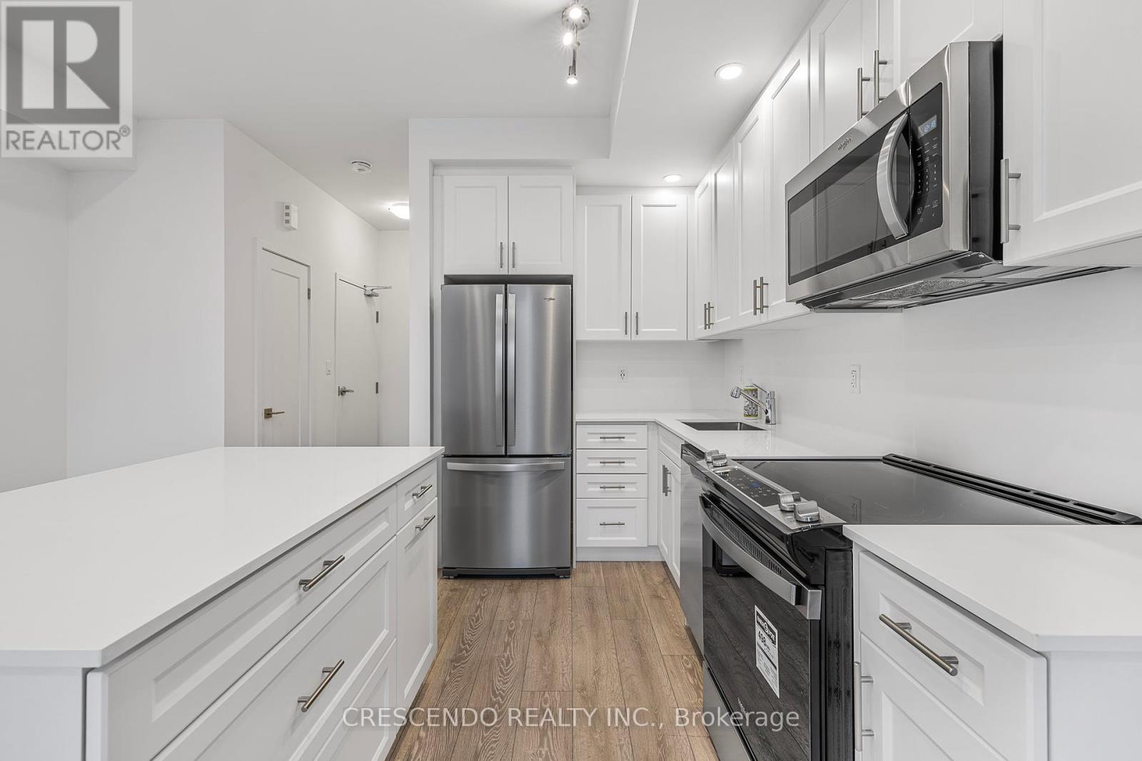 Photo 7 of 21 22 Lytham Green Circle, Newmarket ON
