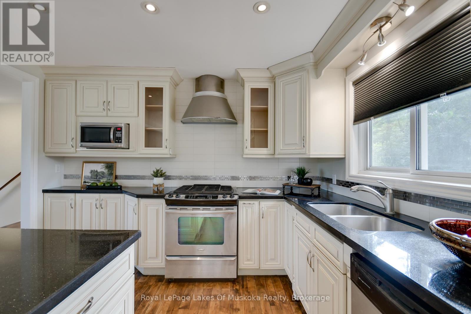Photo 10 of 30 Taylor Road, Bracebridge ON