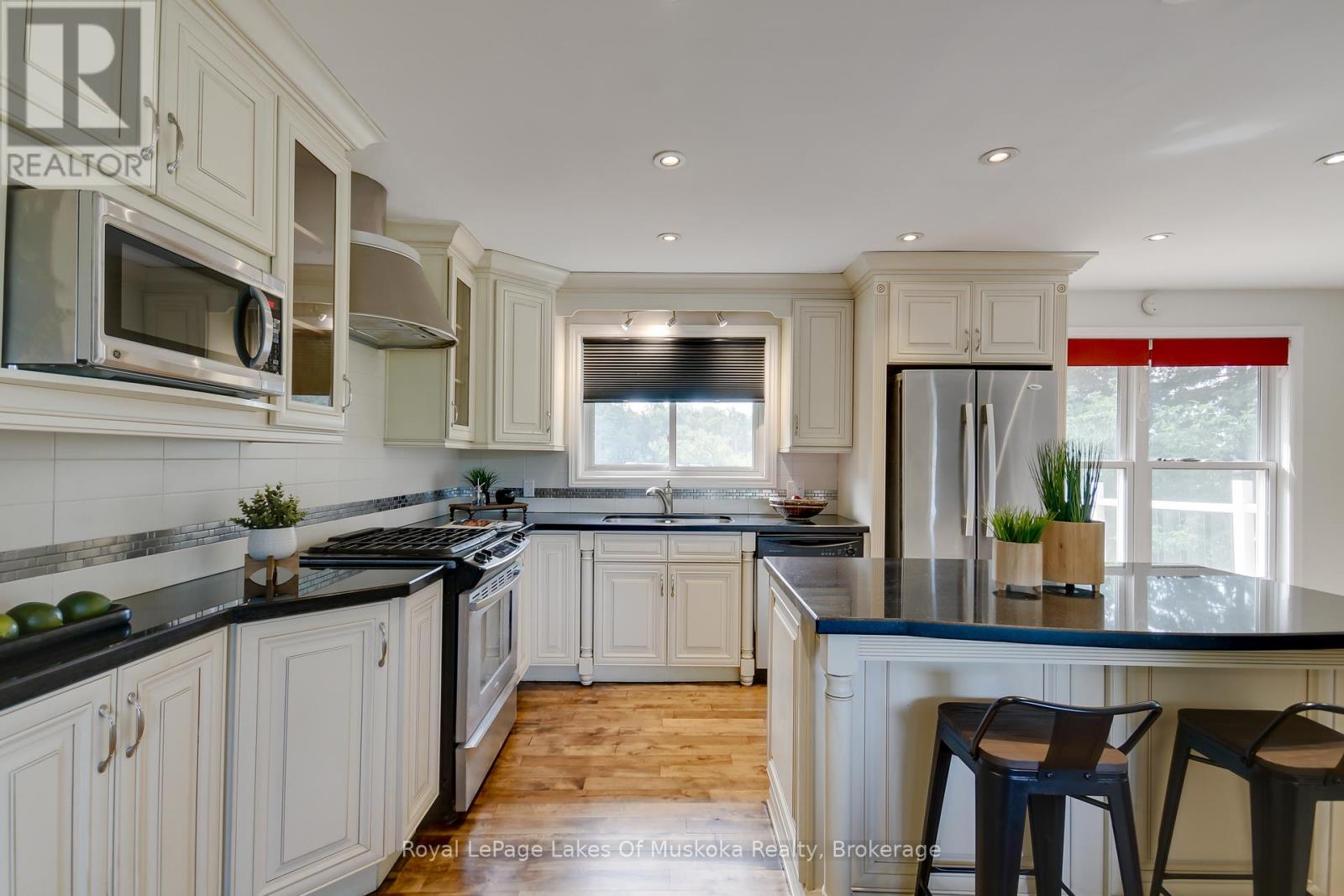 Photo 11 of 30 Taylor Road, Bracebridge ON
