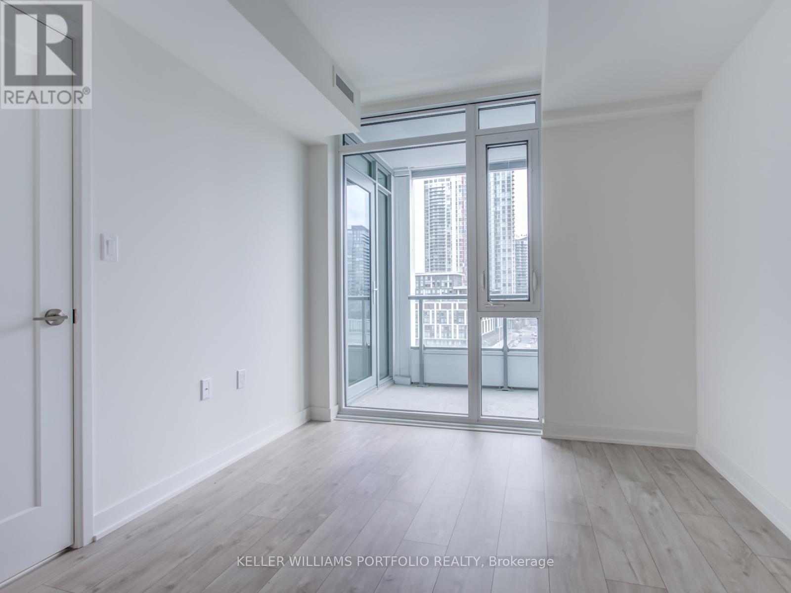 Photo 18 of 503 576 Front Street W, Toronto ON
