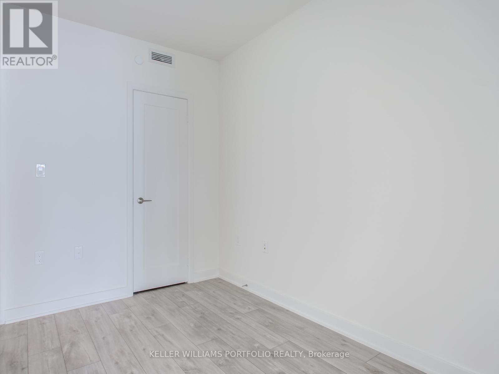Photo 8 of 503 576 Front Street W, Toronto ON