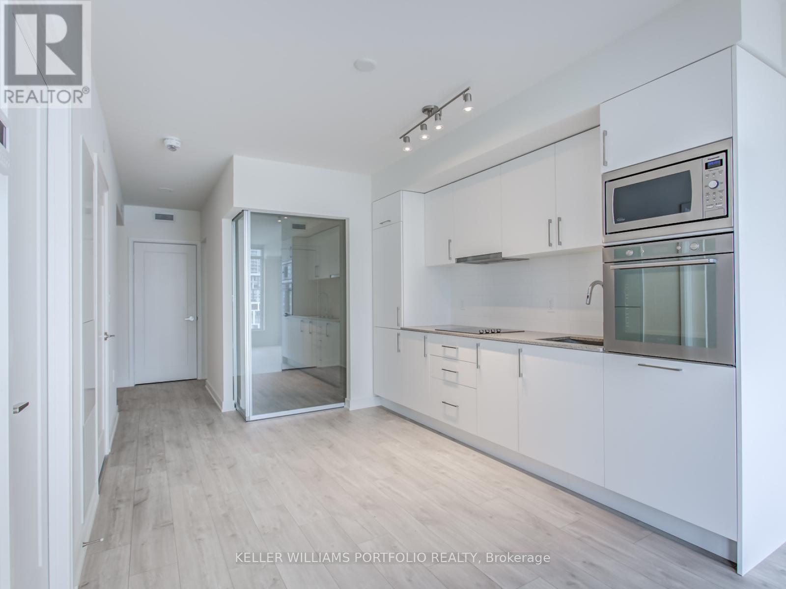 Photo 17 of 503 576 Front Street W, Toronto ON