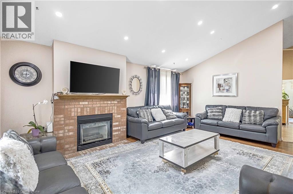 Photo 8 of 375 Silverbirch Boulevard, Hamilton ON