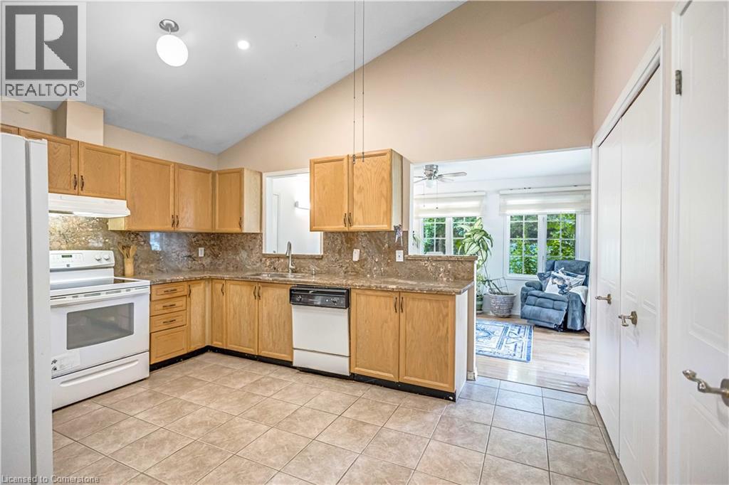 Photo 9 of 375 Silverbirch Boulevard, Hamilton ON
