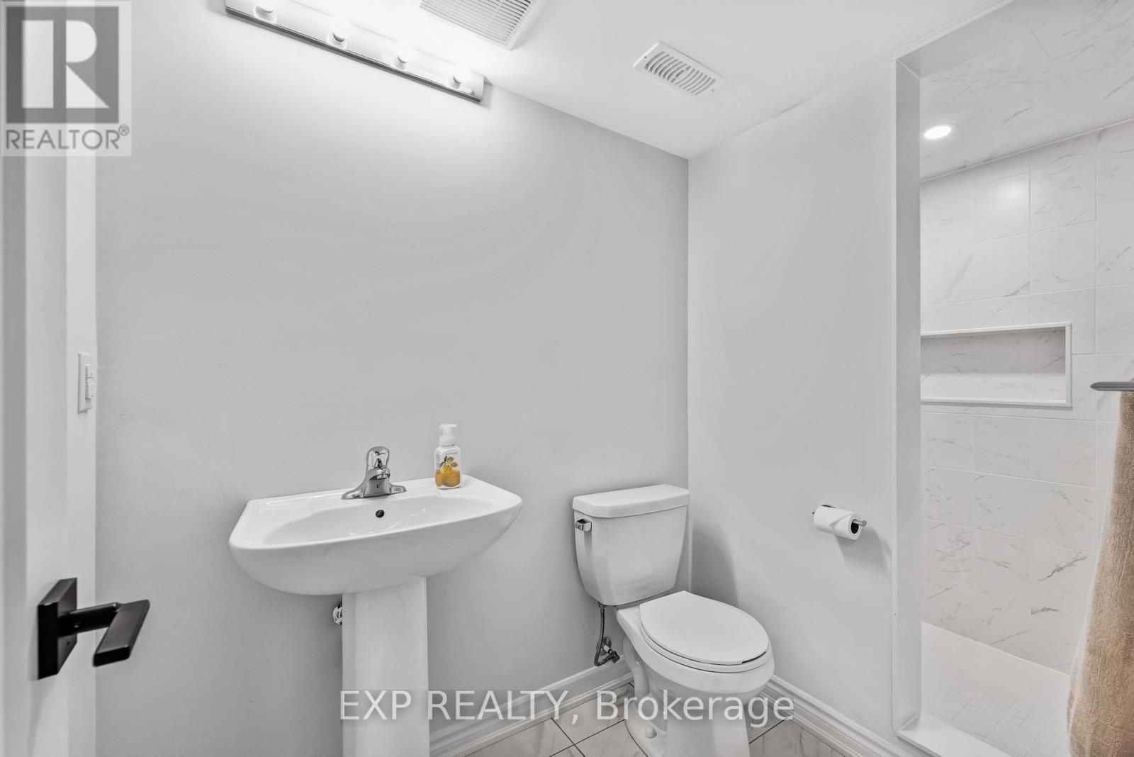 Photo 36 of 9 Gord Matthews Way, Uxbridge ON