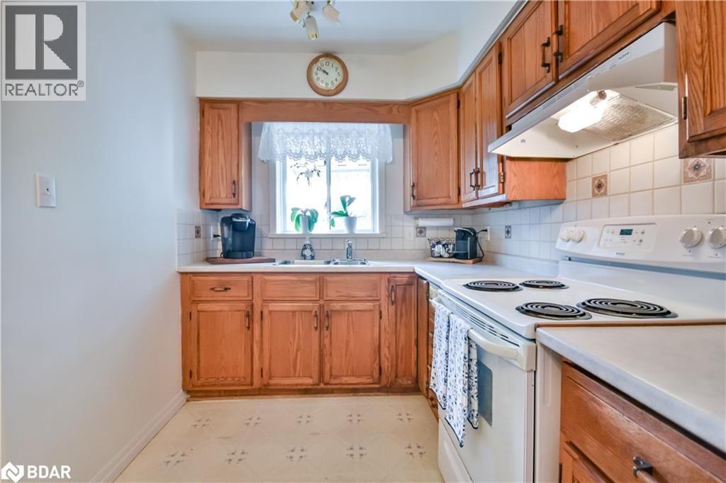 Photo 17 of 80 Parkside Drive, Barrie ON