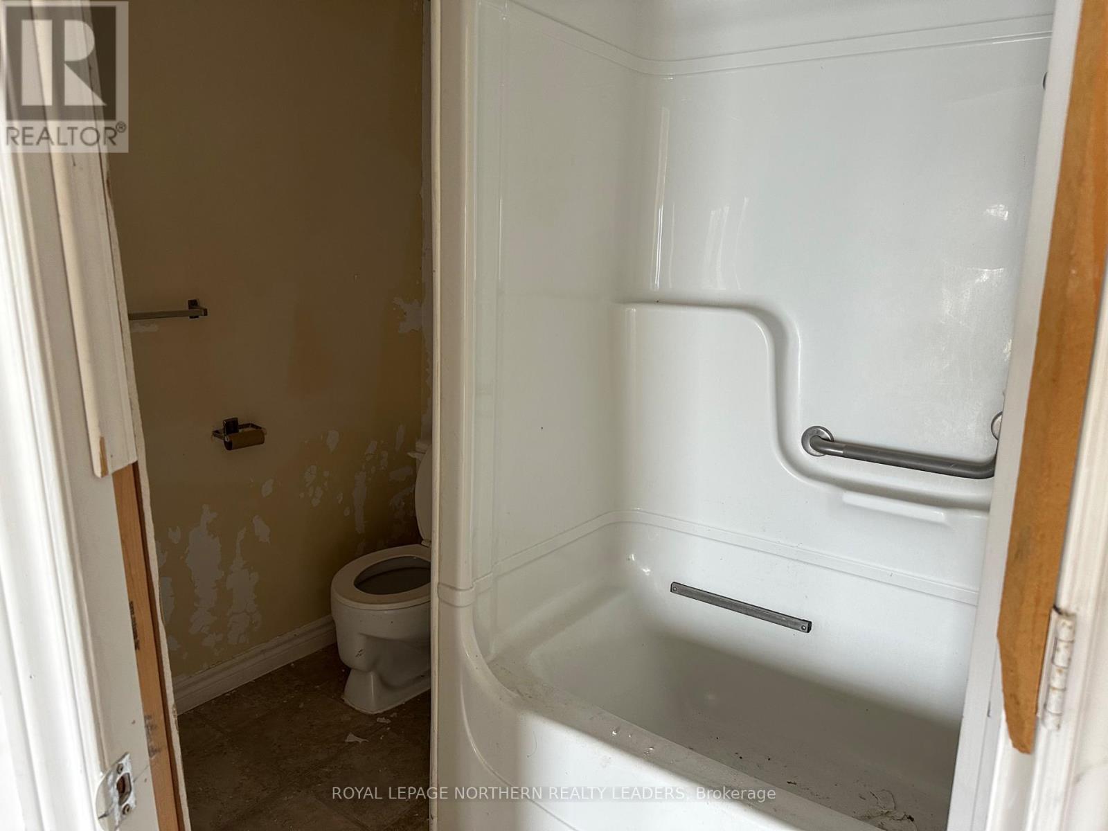 Photo 5 of 118 Golden Avenue, Timmins ON