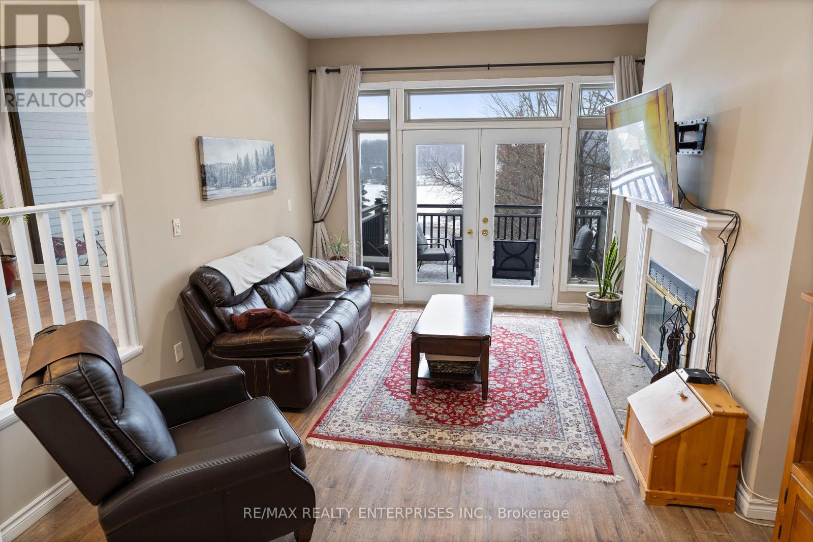 Photo 2 of 8 811 Grandview Hilltop Drive, Huntsville ON