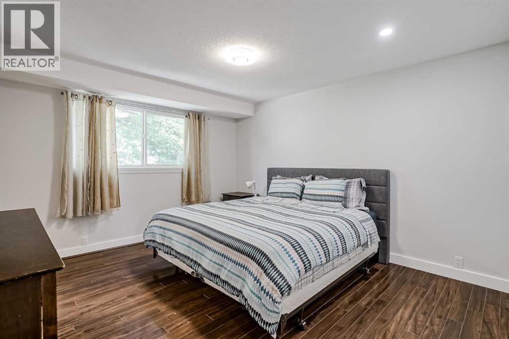 Photo 5 of 208 Woodpark Place Sw, Calgary AB