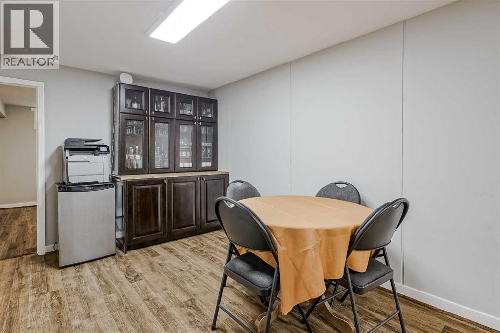 Photo 12 of 208 Woodpark Place Sw, Calgary AB