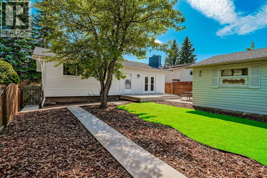 Photo 2 of 208 Woodpark Place Sw, Calgary AB
