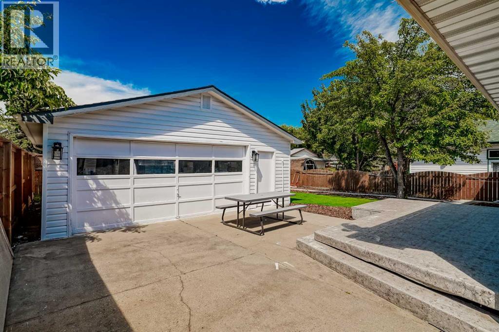 Photo 40 of 208 Woodpark Place Sw, Calgary AB