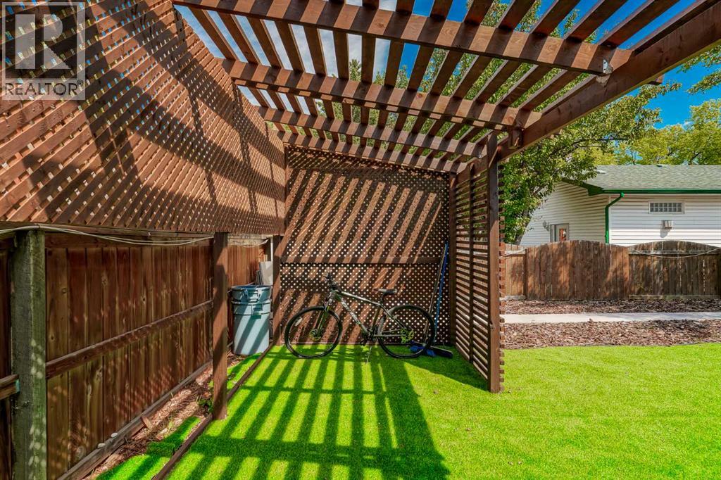 Photo 11 of 208 Woodpark Place Sw, Calgary AB
