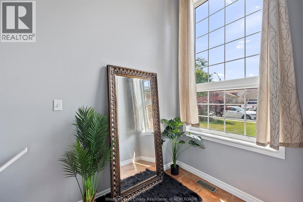 Photo 4 of 2476 Norcrest Avenue, Windsor ON