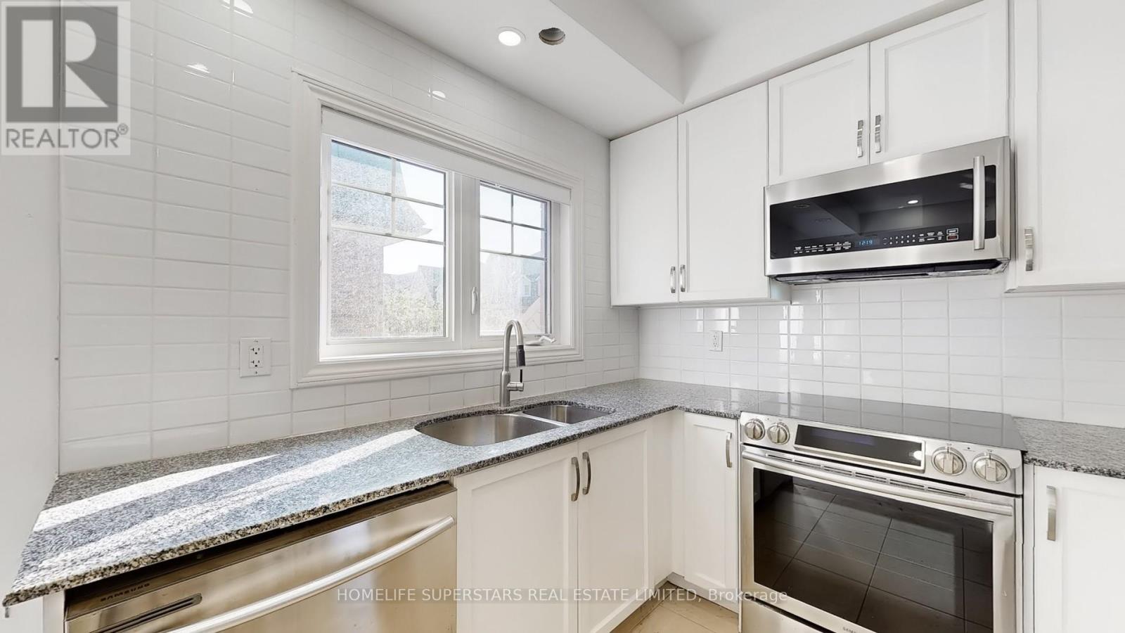 Photo 11 of 42 02 2420 Baronwood Drive, Oakville ON