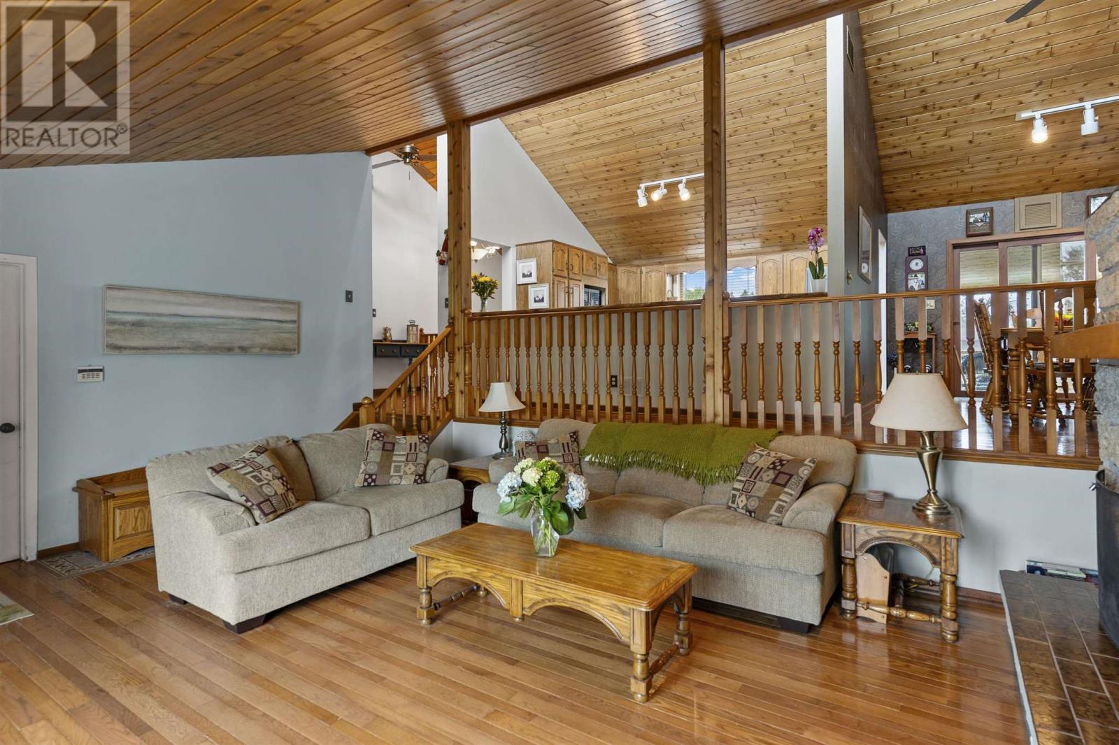 Photo 42 of 164 Iris Cres, Thunder Bay ON