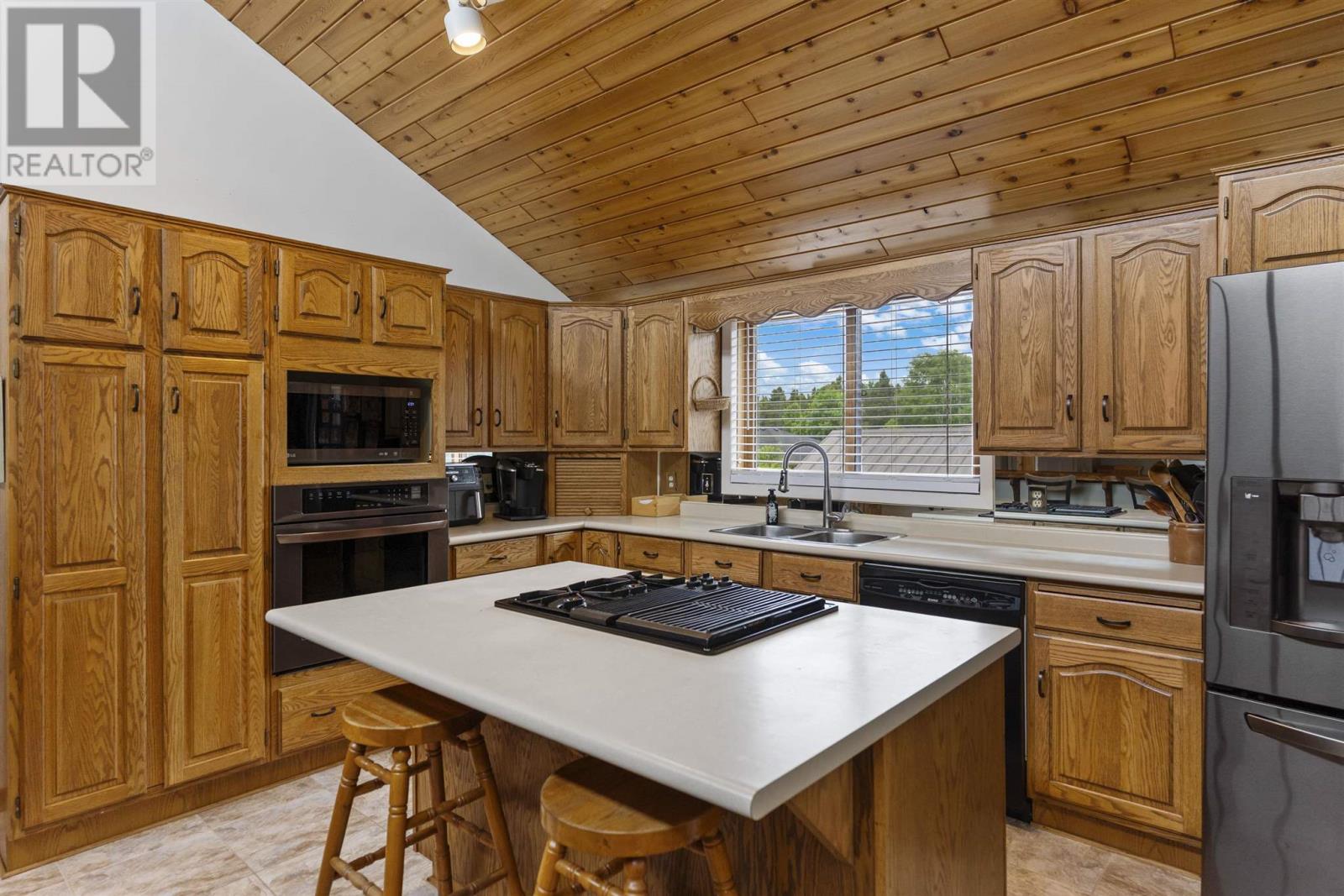 Photo 16 of 164 Iris Cres, Thunder Bay ON