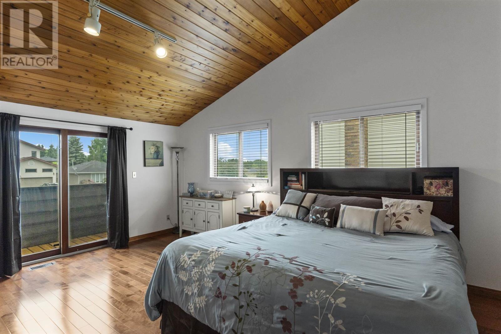 Photo 20 of 164 Iris Cres, Thunder Bay ON