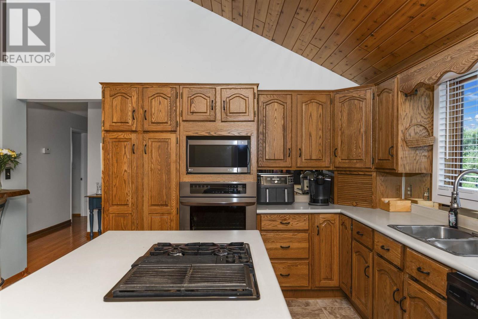 Photo 19 of 164 Iris Cres, Thunder Bay ON